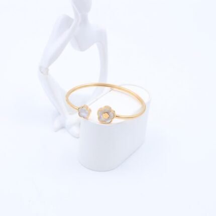 سوار مفتوح لون ذهبي بتصميم وردة