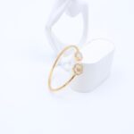 ⁦سوار مفتوح لون ذهبي بتصميم وردة⁩ - الصورة ⁦2⁩