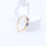 ⁦سوار مفتوح لون ذهبي تصميم فراشات كحلي⁩ - الصورة ⁦2⁩