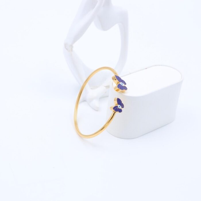 ⁦سوار مفتوح لون ذهبي تصميم فراشات كحلي⁩ - الصورة ⁦2⁩