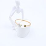 سوار مفتوح لون ذهبي تصميم فراشات زركون فضي