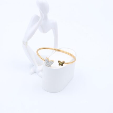 سوار مفتوح لون ذهبي تصميم فراشات زركون فضي