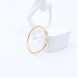 ⁦سوار مفتوح لون ذهبي تصميم فراشات زركون فضي⁩ - الصورة ⁦2⁩