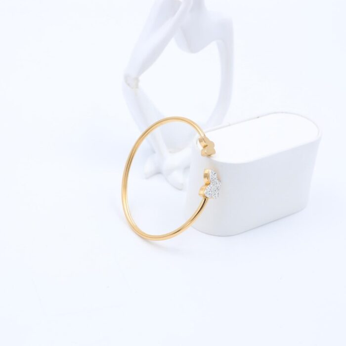 ⁦سوار مفتوح لون ذهبي تصميم فراشات زركون فضي⁩ - الصورة ⁦2⁩