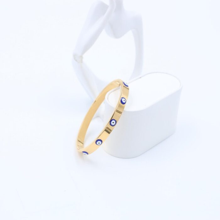 ⁦سوار رفيع لون ذهبي بتصميم عيون أزرق⁩ - الصورة ⁦2⁩