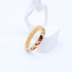 ⁦سوارعريض لون ذهبي وتفاصيل أحمر وأبيض وأسود⁩ - الصورة ⁦2⁩