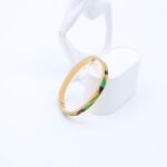 ⁦سوار لون ذهبي مع نقوش باللون الفيروزي والبرتفالي والأسود⁩ - الصورة ⁦2⁩