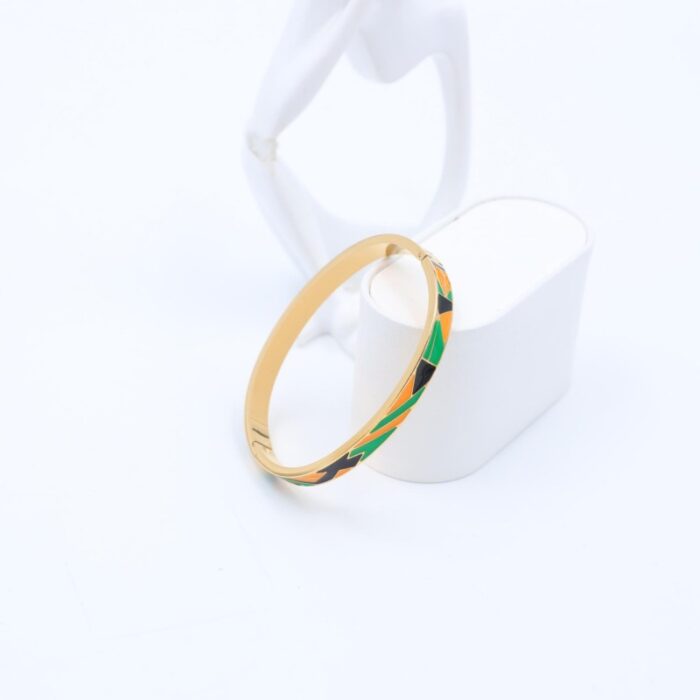 ⁦سوار لون ذهبي مع نقوش باللون الفيروزي والبرتفالي والأسود⁩ - الصورة ⁦2⁩