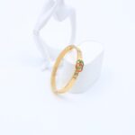 ⁦سوار لون ذهبي بتفاصيل أحمر وأخضر⁩ - الصورة ⁦2⁩