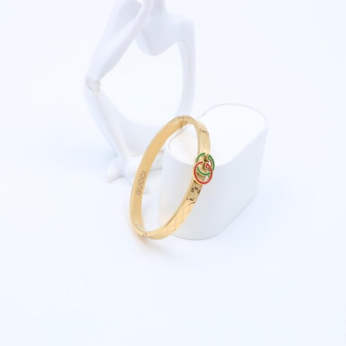 ⁦سوار لون ذهبي بتفاصيل أحمر وأخضر⁩ - الصورة ⁦2⁩