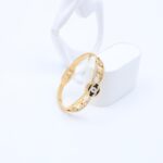 ⁦سوار لون ذهبي مع تفاصيل أسود وزركون فضي⁩ - الصورة ⁦2⁩