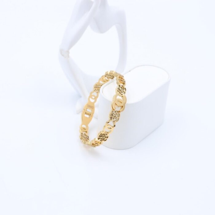 ⁦سوار لون ذهبي⁩ - الصورة ⁦2⁩