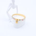 سوار لون ذهبي وأبيض بتصميم قفل