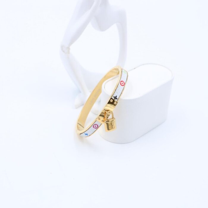 ⁦سوار لون ذهبي وأبيض بتصميم قفل⁩ - الصورة ⁦2⁩