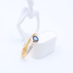 ⁦سوار لون ذهبي بتصميم عين مع زركون فضي⁩ - الصورة ⁦2⁩