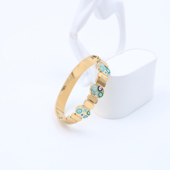 ⁦سوار لون ذهبي مع تصميم عين⁩ - الصورة ⁦2⁩