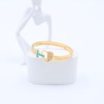 ⁦سوار لون ذهبي وفيروزي تصميم قلب⁩ - الصورة ⁦2⁩