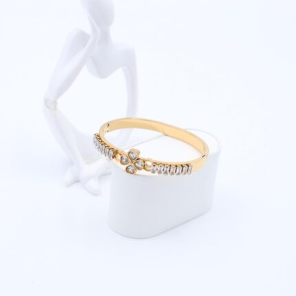 سوار لون ذهبي مع احجار زركون أبيض بتصميم وردة