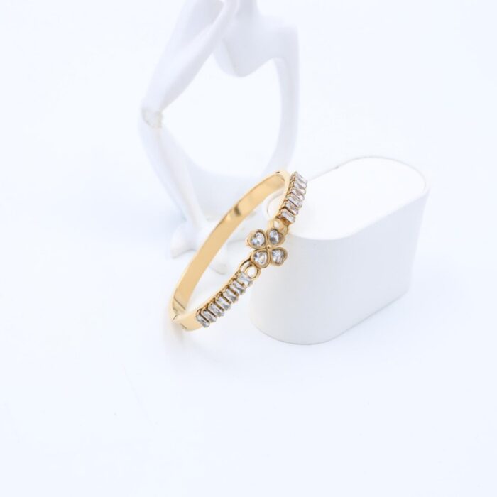 ⁦سوار لون ذهبي مع احجار زركون أبيض بتصميم وردة⁩ - الصورة ⁦2⁩