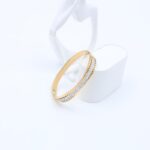 ⁦سوار لون ذهبي مع اركون أبيض⁩ - الصورة ⁦2⁩