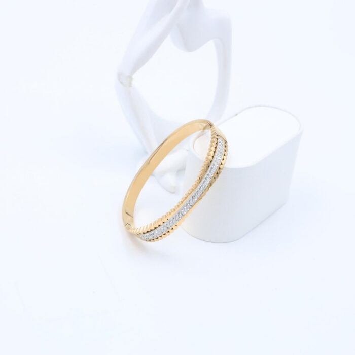 ⁦سوار لون ذهبي مع اركون أبيض⁩ - الصورة ⁦2⁩