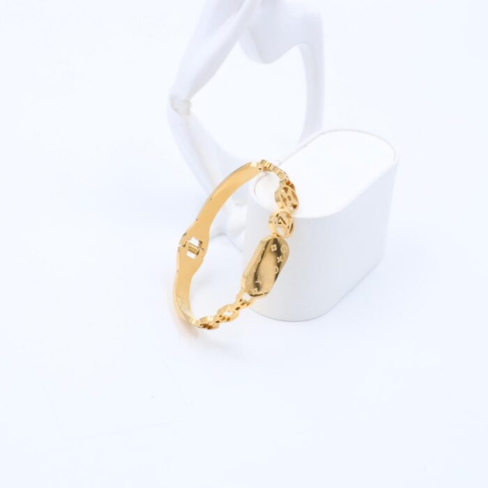 ⁦سوار لون ذهبي⁩ - الصورة ⁦2⁩