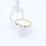 سوار لون ذهبي مع زركون فضي ووردات أبيض وأسود