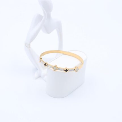 سوار لون ذهبي مع زركون فضي ووردات أبيض وأسود