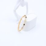 ⁦سوار لون ذهبي مع زركون فضي ووردات أبيض وأسود⁩ - الصورة ⁦2⁩