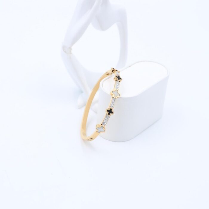 ⁦سوار لون ذهبي مع زركون فضي ووردات أبيض وأسود⁩ - الصورة ⁦2⁩
