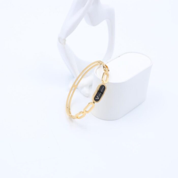 ⁦سوار لون ذهبي مع تفاصيل أسود⁩ - الصورة ⁦2⁩