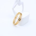 ⁦سوار لون ذهبي⁩ - الصورة ⁦2⁩