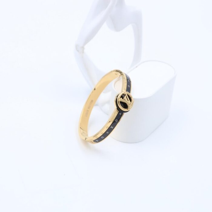 ⁦سوار لون ذهبي تفاصيل أسود⁩ - الصورة ⁦2⁩