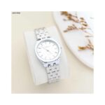 ⁦ساعة نسائية دائرية اللون فضي من ماركة FJ مع كفالة سنتين ضد تغير اللون⁩ - الصورة ⁦2⁩