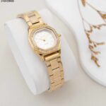 ساعة نسائية ثمانية الشكل مع زركون وحزام معدني اللون فضي و ذهبي من ماركة FJ مع كفالة سنتين ضد تغير اللون