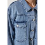 ⁦جاكيت جينز نسائي أزرق متوسط بدون درزات مع جيوب واسعة – Happiness İstanbul⁩ - الصورة ⁦3⁩