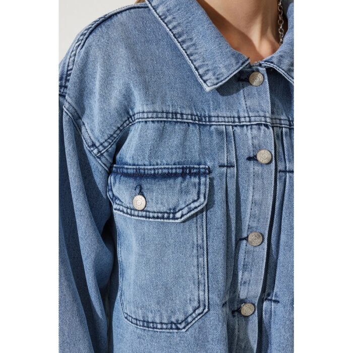 ⁦جاكيت جينز نسائي أزرق متوسط بدون درزات مع جيوب واسعة – Happiness İstanbul⁩ - الصورة ⁦3⁩