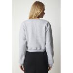 ⁦سويت شيرت نسائي قصير بقماش ميلانج رمادي – Happiness İstanbul⁩ - الصورة ⁦3⁩