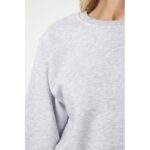 ⁦سويت شيرت نسائي قصير بقماش ميلانج رمادي – Happiness İstanbul⁩ - الصورة ⁦4⁩