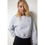 ⁦سويت شيرت نسائي قصير بقماش ميلانج رمادي – Happiness İstanbul⁩ - الصورة ⁦5⁩