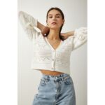 جرزة صوف شتوي مخرمة باللون الابيض