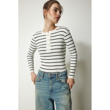 بلوزة شتوية باللون الابيض ومخططة بالاسود