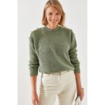 بلوزة شتوية باللون الزيتي