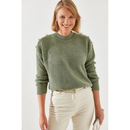 بلوزة شتوية باللون الزيتي