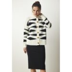 جرز شتوية صوف مخططة بالابيض والاسود One Size