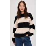 بلوزة صوف شتوية مخططة باللون الابيض والكحلي One Size