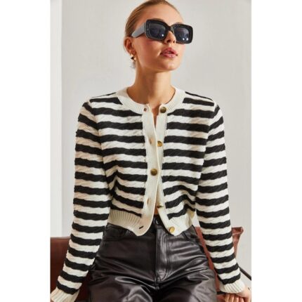 جرزة مقلمة باللون الابيض والاسود مع ازرار لون عسلي One Size