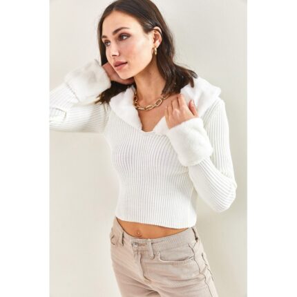 بلوزة شتوية باللون الايفوري مع فرو عند القبة One Size