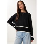 بلوزة صوف باللون الاسود سادة مع خط ابيض بالنهاية One Size