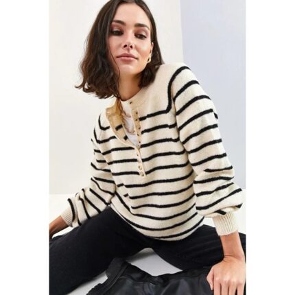 بلوزة شتوية مخططة باللون الابيض والاسود One Size